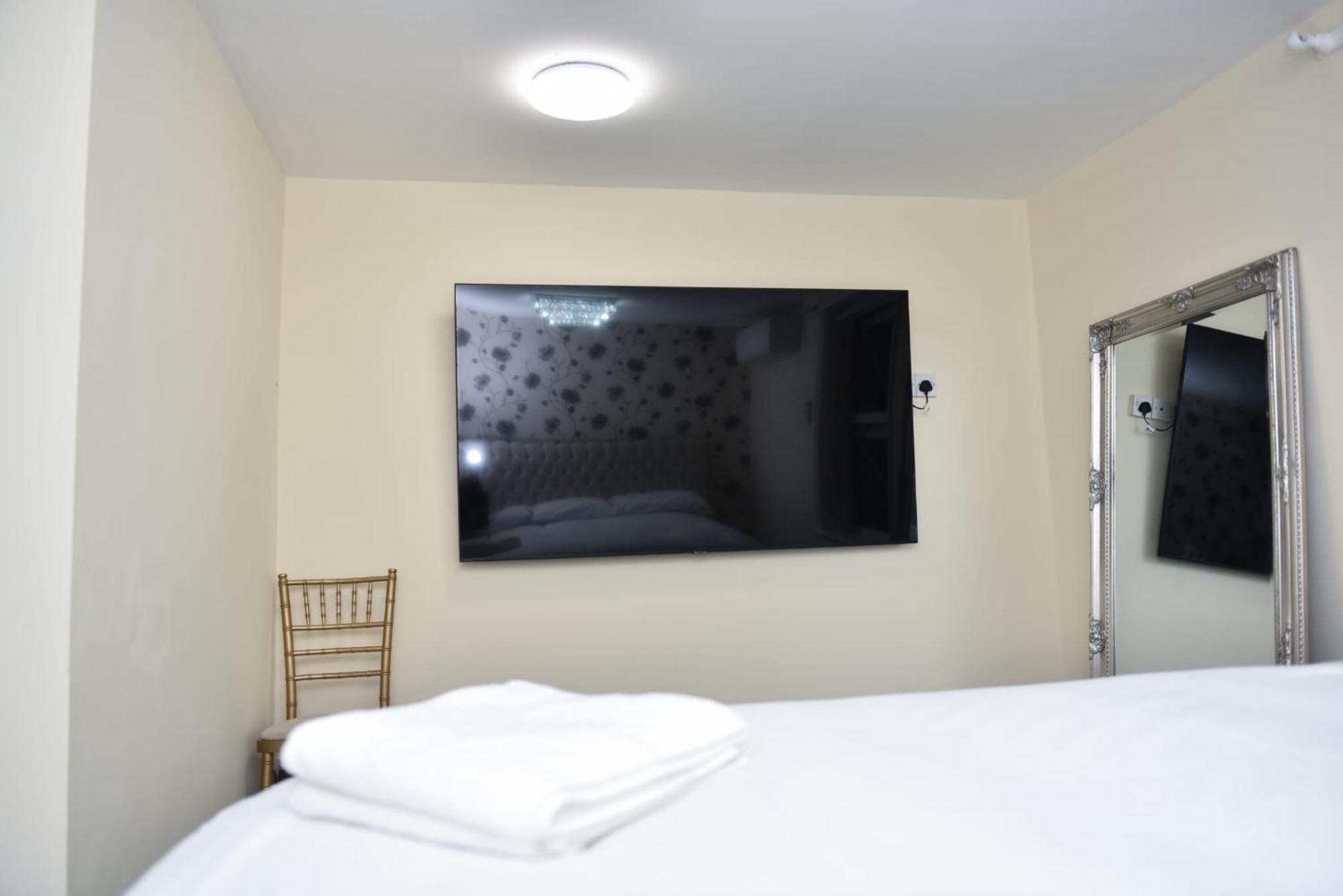 Zaheer'S Hotel Baldock Ngoại thất bức ảnh