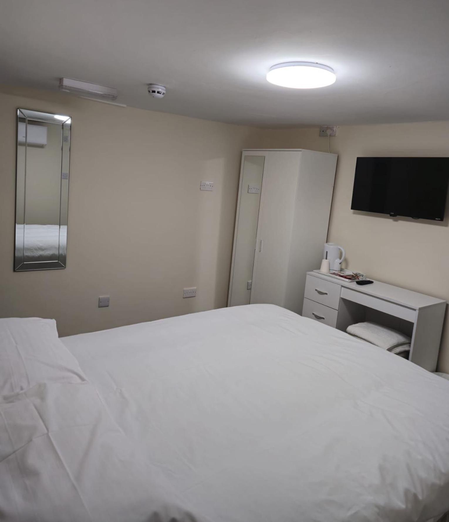 Zaheer'S Hotel Baldock Ngoại thất bức ảnh